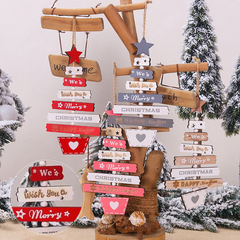 "Rustik trähängande juldekoration, stjärnor, hjärtan, 'God Jul' text i levande färger för heminredning."