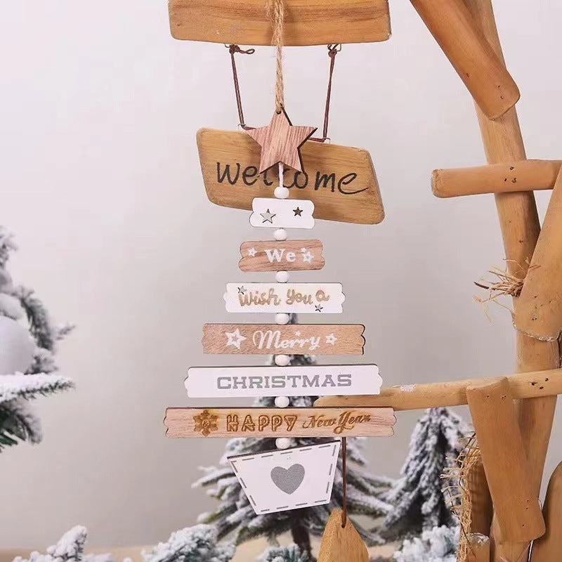 "Rustik trähängande juldekoration, stjärnor, hjärtan, 'God Jul' text i levande färger för heminredning."