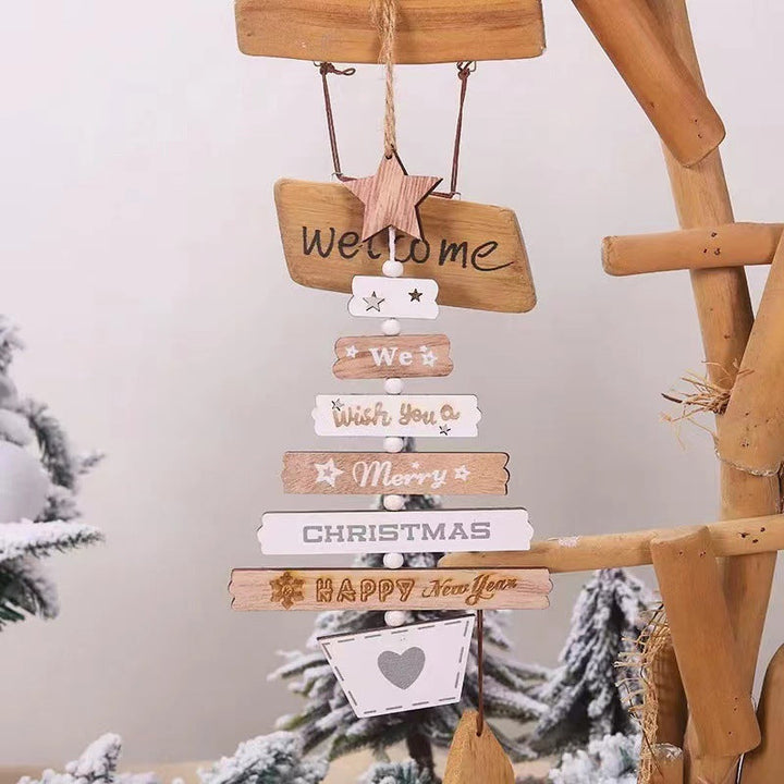 "Rustik trähängande juldekoration, stjärnor, hjärtan, 'God Jul' text i levande färger för heminredning."