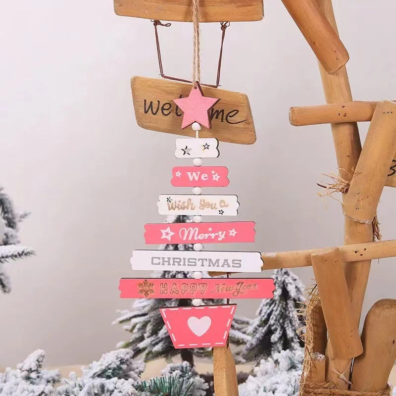 "Rustik trähängande juldekoration, stjärnor, hjärtan, 'God Jul' text i levande färger för heminredning."