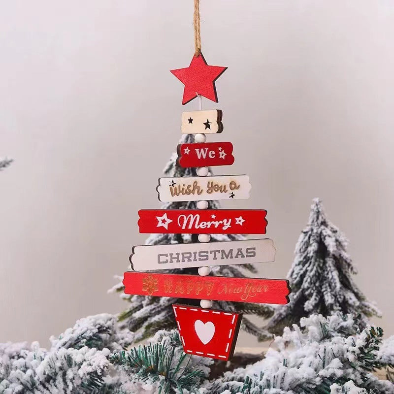 "Rustik trähängande juldekoration, stjärnor, hjärtan, 'God Jul' text i levande färger för heminredning."