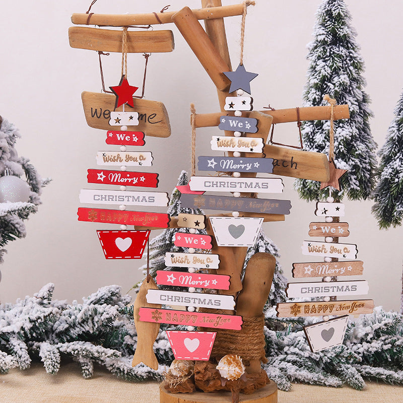 "Rustik trähängande juldekoration, stjärnor, hjärtan, 'God Jul' text i levande färger för heminredning."