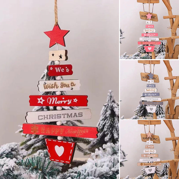 "Rustik trähängande juldekoration, stjärnor, hjärtan, 'God Jul' text i levande färger för heminredning."