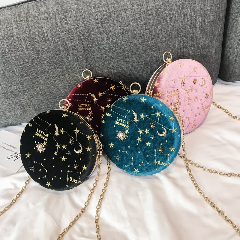 "Sammet handväska med astronomisk design, stjärnmönster och justerbar kedja för elegant och unik kvinnlig accessoar."