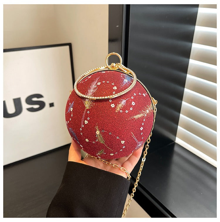 "Sammet handväska med astronomisk design, stjärnmönster och justerbar kedja för elegant och unik kvinnlig accessoar."