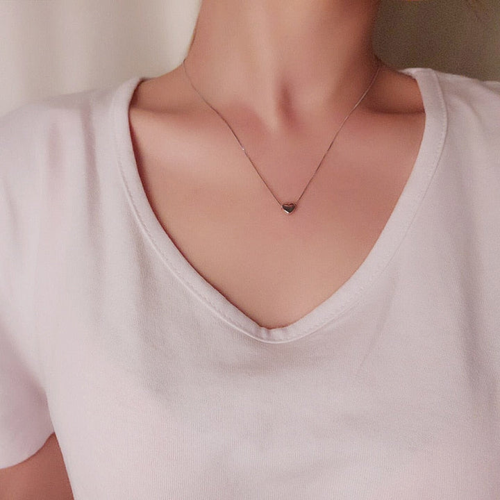 "Silver minimalistiskt love heart halsband för kvinnor, hjärtformad charm, gnistrande finish, perfekt för alla tillfällen."