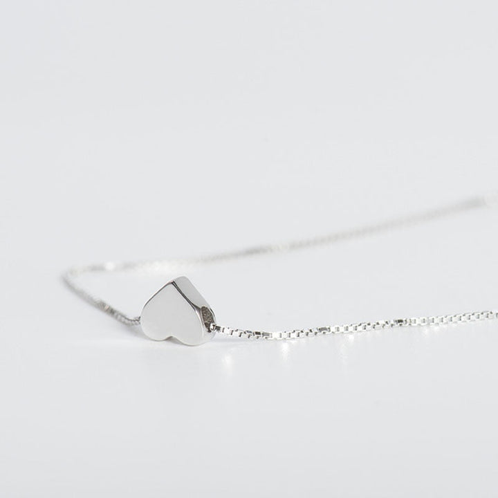 "Silver minimalistiskt love heart halsband för kvinnor, hjärtformad charm, gnistrande finish, perfekt för alla tillfällen."