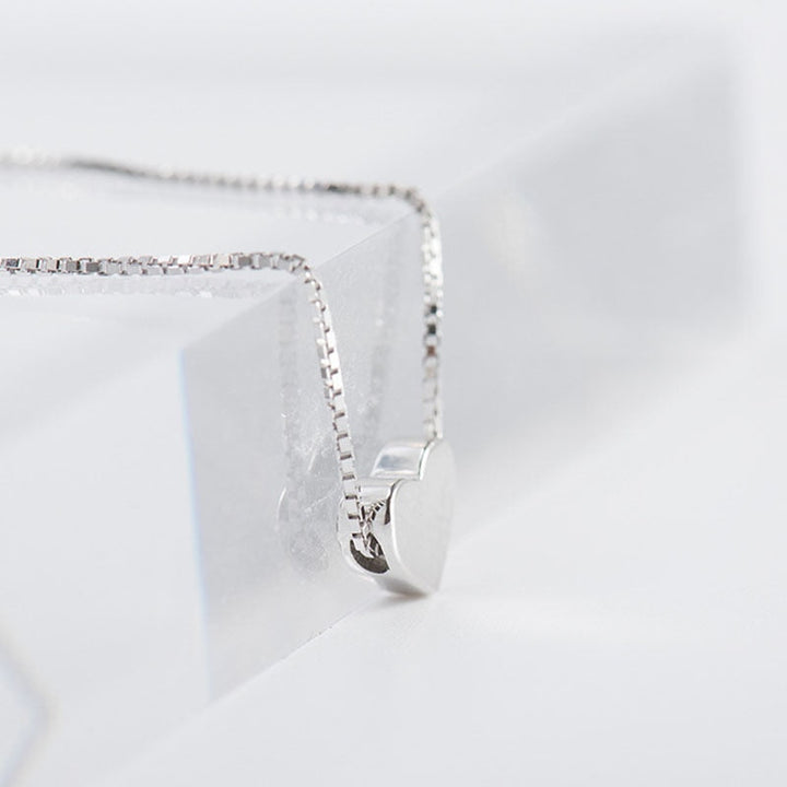 "Silver minimalistiskt love heart halsband för kvinnor, hjärtformad charm, gnistrande finish, perfekt för alla tillfällen."