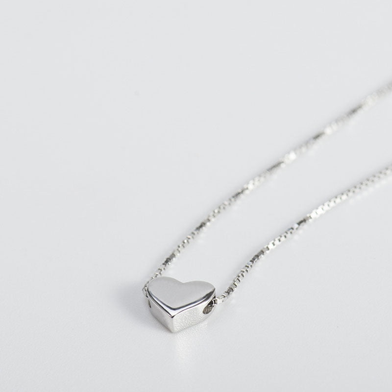 "Silver minimalistiskt love heart halsband för kvinnor, hjärtformad charm, gnistrande finish, perfekt för alla tillfällen."