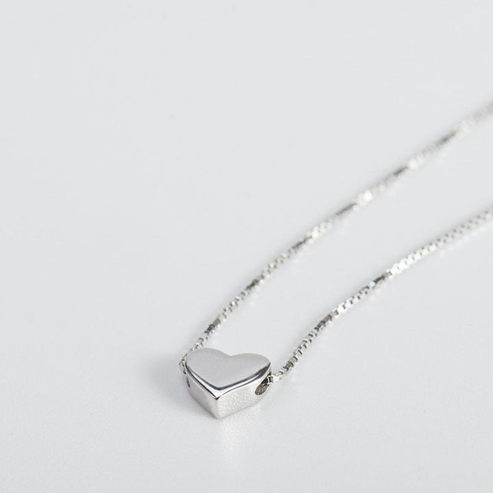 "Silver minimalistiskt love heart halsband för kvinnor, hjärtformad charm, gnistrande finish, perfekt för alla tillfällen."