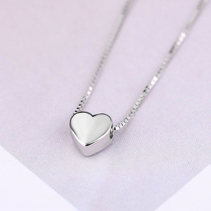 "Silver minimalistiskt love heart halsband för kvinnor, hjärtformad charm, gnistrande finish, perfekt för alla tillfällen."