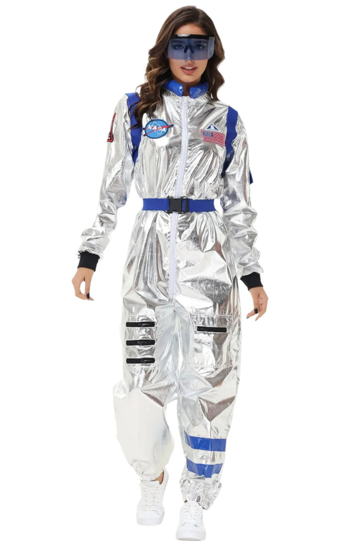 Silverfärgad unisex astronautdräkt med rymdtema, glänsande yta och autentiska detaljer som emblem och dragkedjor.