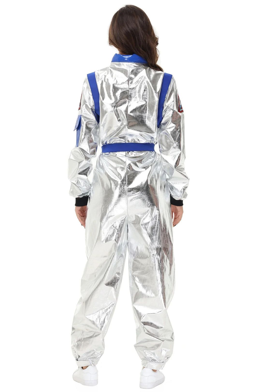 Silverfärgad unisex astronautdräkt med rymdtema, glänsande yta och autentiska detaljer som emblem och dragkedjor.