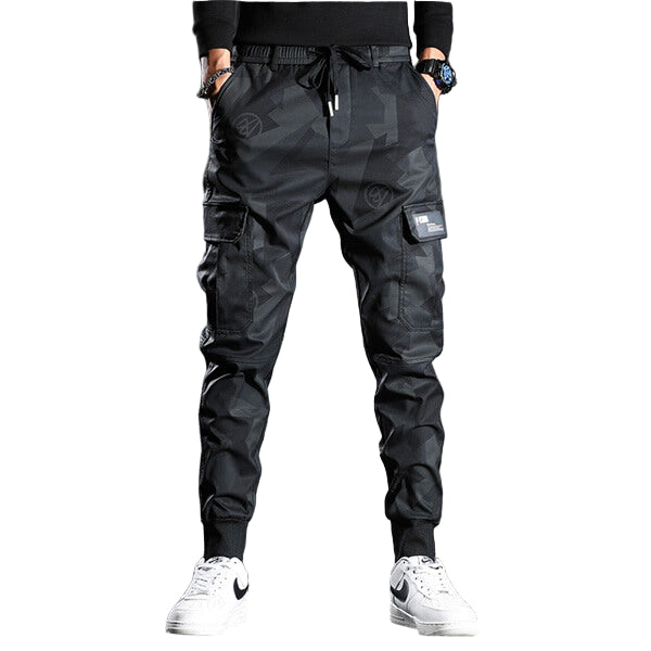 "Slim-fit chinobyxor för män i svart, figurnära passform och modern stil för alla tillfällen."