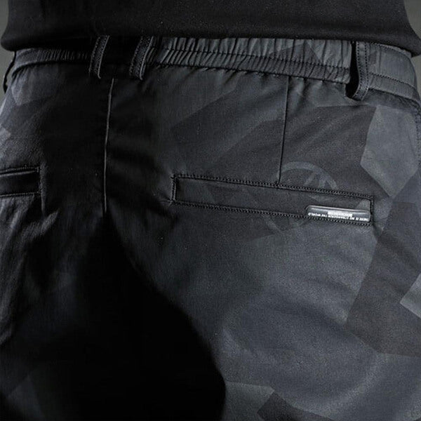"Slim-fit chinobyxor för män i svart, figurnära passform och modern stil för alla tillfällen."