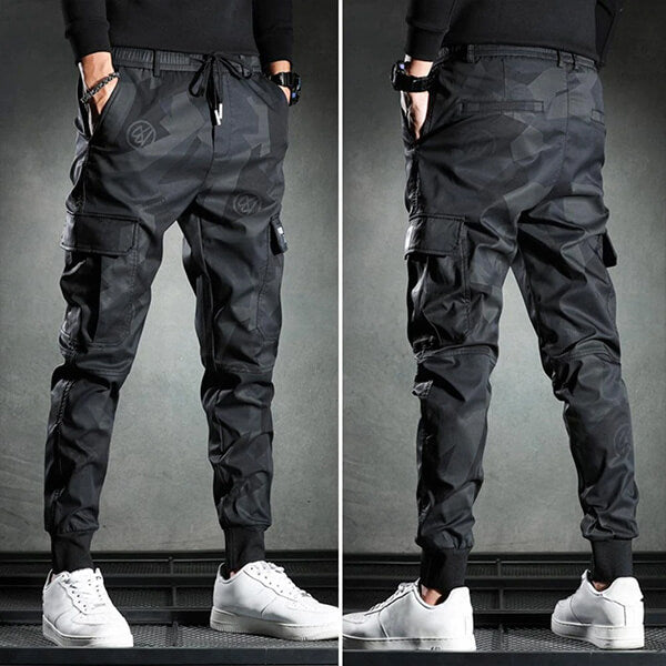 "Slim-fit chinobyxor för män i svart, figurnära passform och modern stil för alla tillfällen."