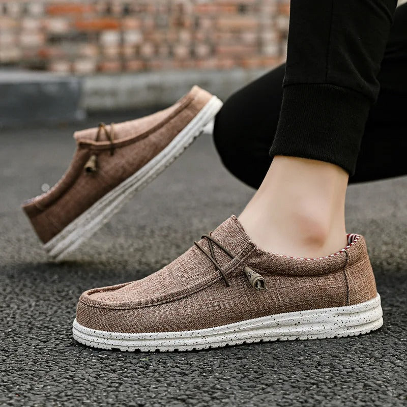 Slip-on herrskor i canvas, stilrena och bekväma loafers med halkfri sula och andandes material, perfekta för vardagen.