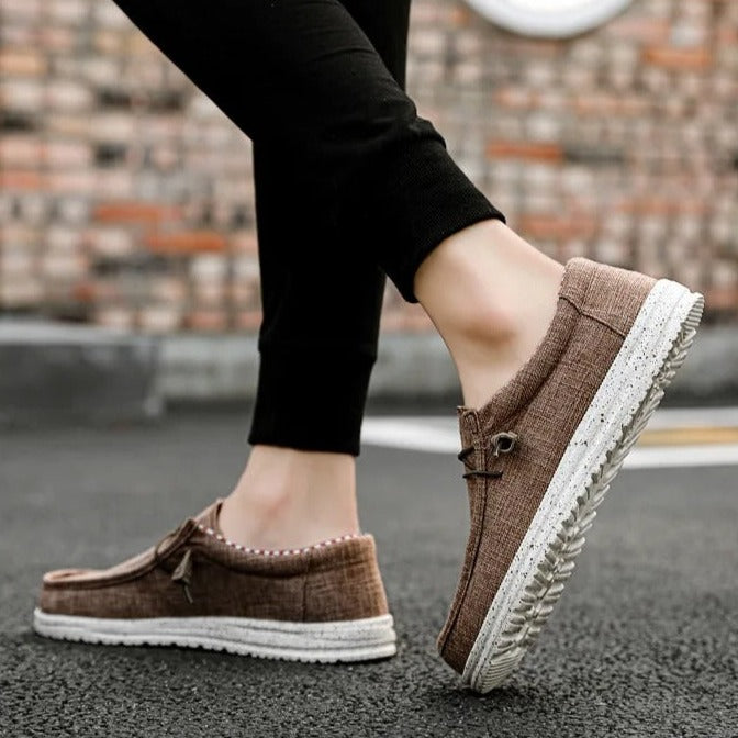 Slip-on herrskor i canvas, stilrena och bekväma loafers med halkfri sula och andandes material, perfekta för vardagen.