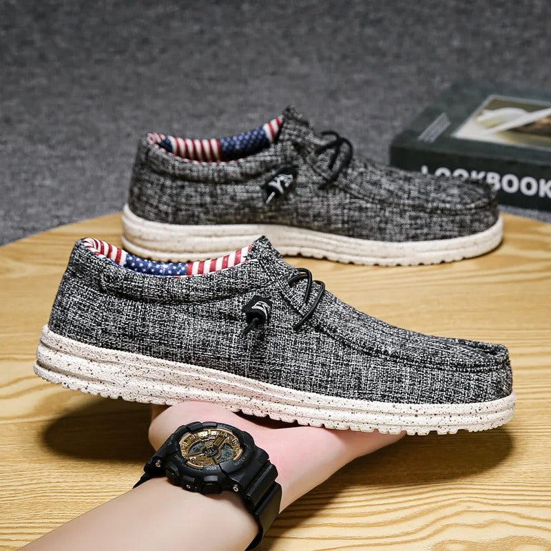 Slip-on herrskor i canvas, stilrena och bekväma loafers med halkfri sula och andandes material, perfekta för vardagen.