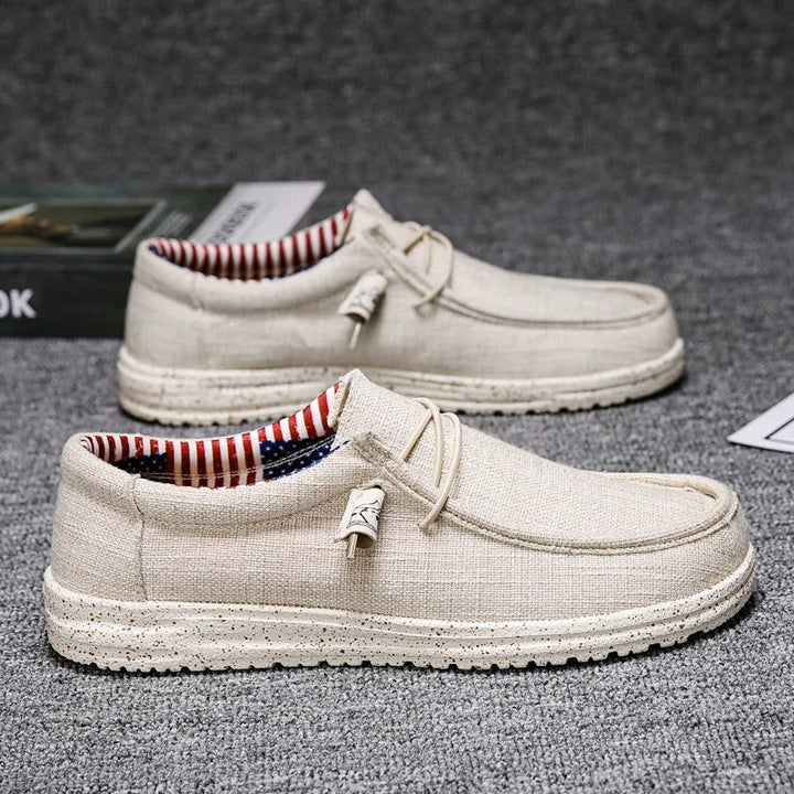 Slip-on herrskor i canvas, stilrena och bekväma loafers med halkfri sula och andandes material, perfekta för vardagen.