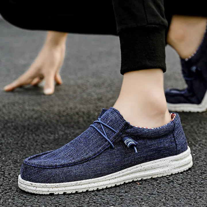 Slip-on herrskor i canvas, stilrena och bekväma loafers med halkfri sula och andandes material, perfekta för vardagen.