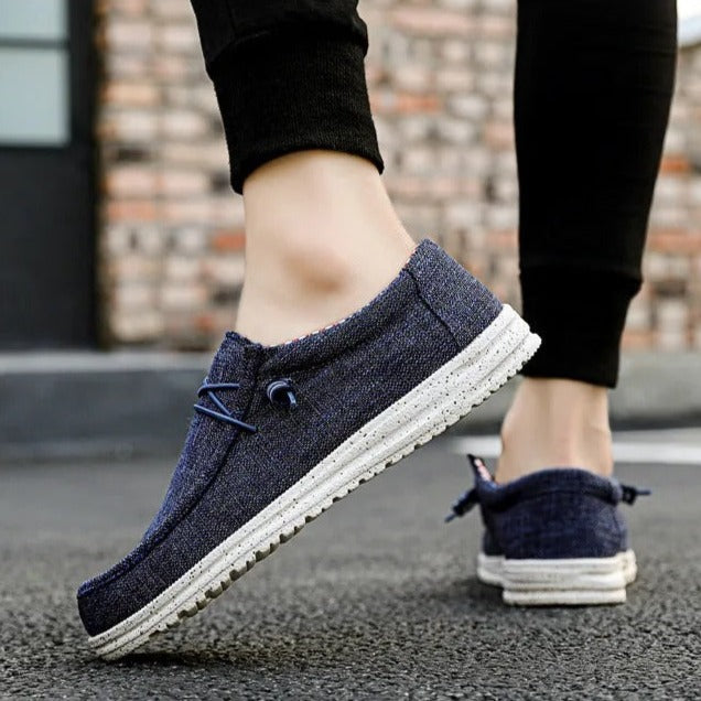 Slip-on herrskor i canvas, stilrena och bekväma loafers med halkfri sula och andandes material, perfekta för vardagen.