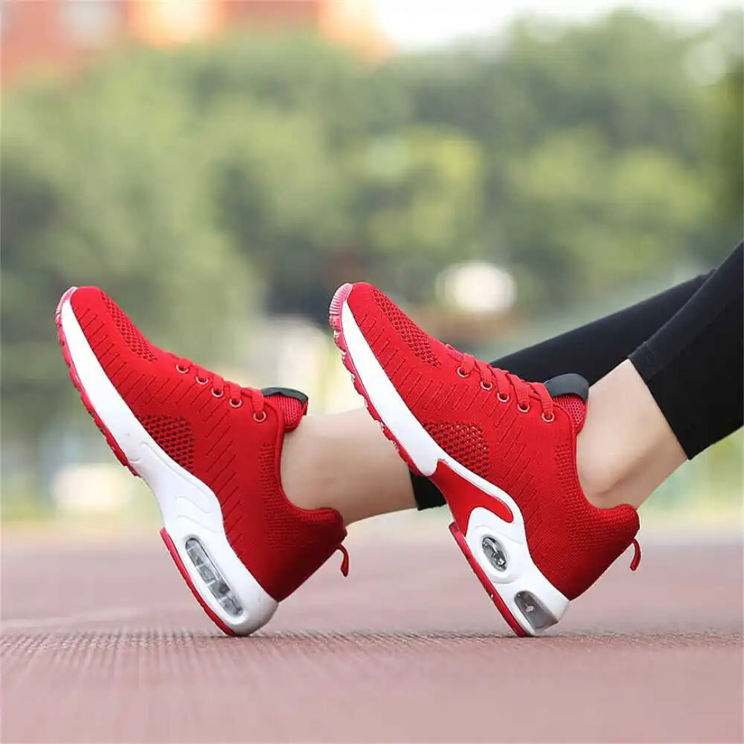 "Snygga dam sneakers med hålfotsstöd och luftkuddar, gråa och vita, perfekt för komfort och aktiv livsstil."