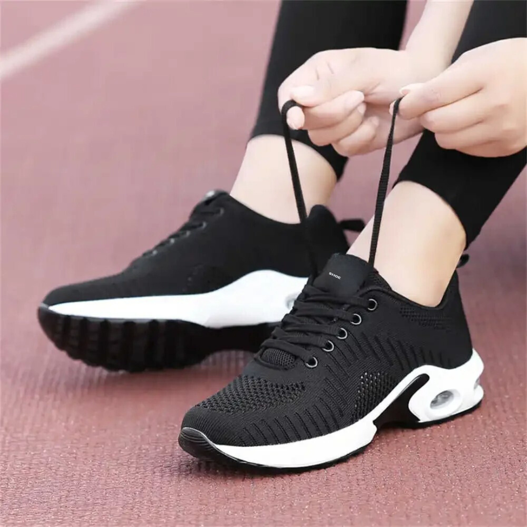 "Snygga dam sneakers med hålfotsstöd och luftkuddar, gråa och vita, perfekt för komfort och aktiv livsstil."