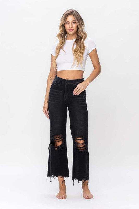 "Snygga svarta flare jeans för kvinnor, vintage stil med croppad längd, perfekt för både vardag och festliga tillfällen."