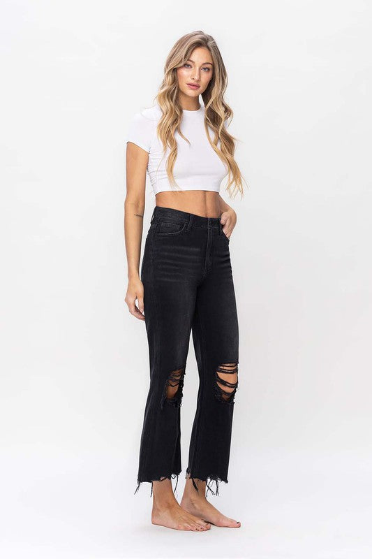 "Snygga svarta flare jeans för kvinnor, vintage stil med croppad längd, perfekt för både vardag och festliga tillfällen."