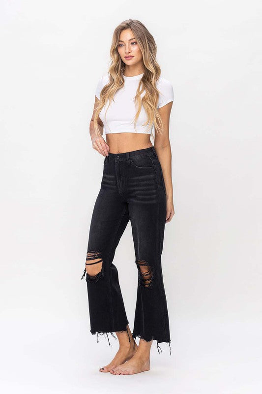 "Snygga svarta flare jeans för kvinnor, vintage stil med croppad längd, perfekt för både vardag och festliga tillfällen."
