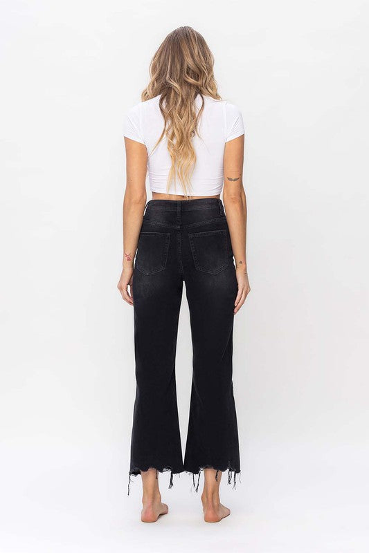"Snygga svarta flare jeans för kvinnor, vintage stil med croppad längd, perfekt för både vardag och festliga tillfällen."