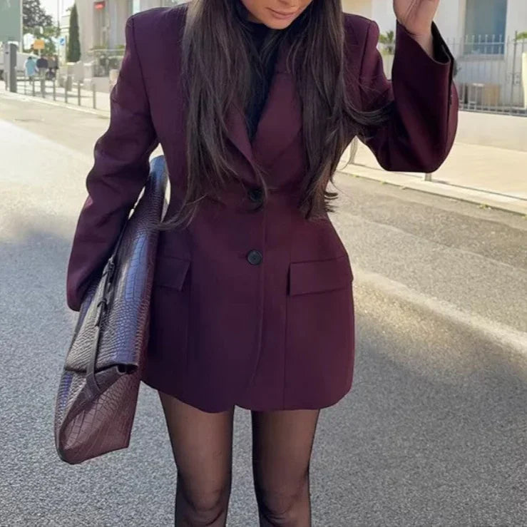 "Sofistikerad kvinnors kavajklänning med långa ärmar i elegant stil, perfekt för formella tillfällen och kontorsbruk."