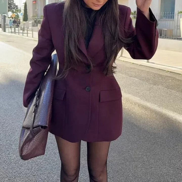 "Sofistikerad kvinnors kavajklänning med långa ärmar i elegant stil, perfekt för formella tillfällen och kontorsbruk."