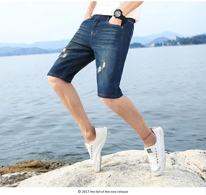 "Somriga tvättbara jeansshorts med perforeringar för män, knälånga och lös passform med funktionella fickor."