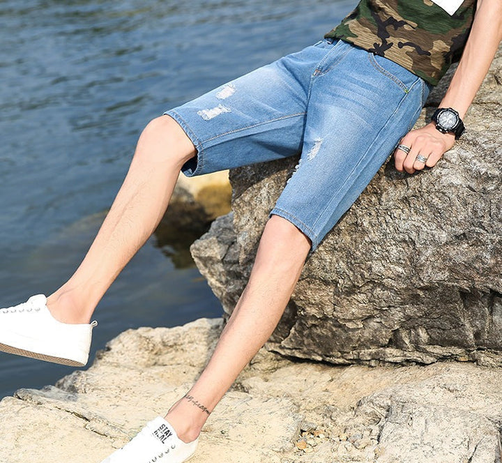 "Somriga tvättbara jeansshorts med perforeringar för män, knälånga och lös passform med funktionella fickor."