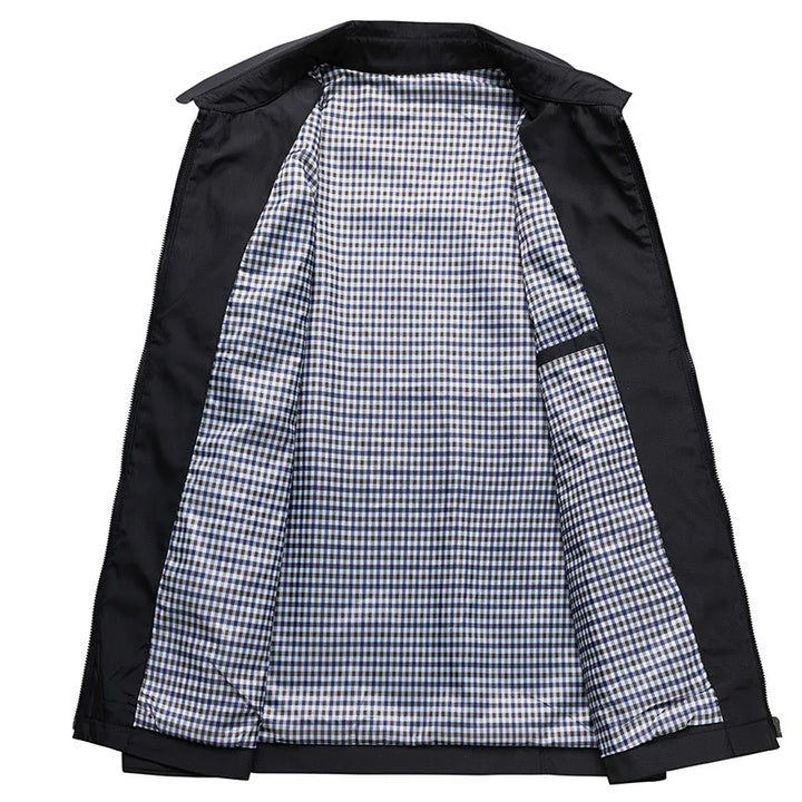 "Sportig herrjacka i bomull/polyester, framifrån, i modern design för alla säsonger. Perfekt för både staden och naturen."
