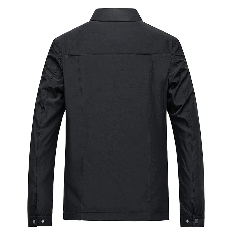 "Sportig herrjacka i bomull/polyester, framifrån, i modern design för alla säsonger. Perfekt för både staden och naturen."