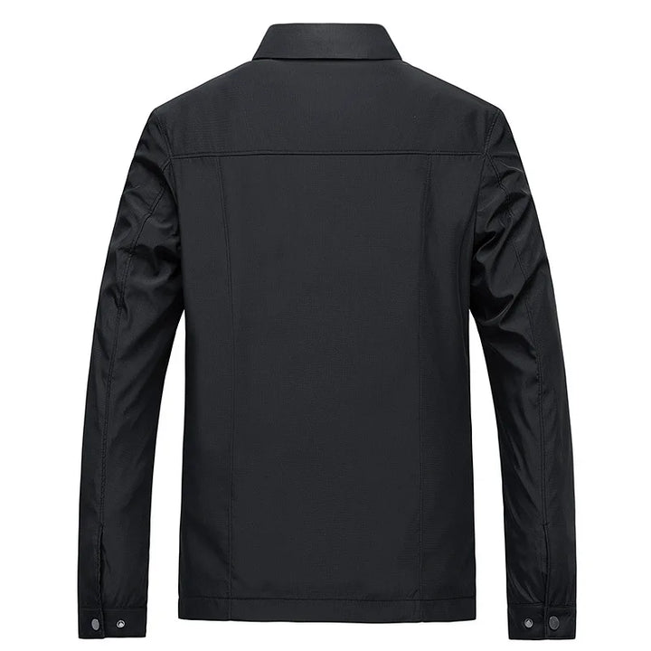"Sportig herrjacka i bomull/polyester, framifrån, i modern design för alla säsonger. Perfekt för både staden och naturen."