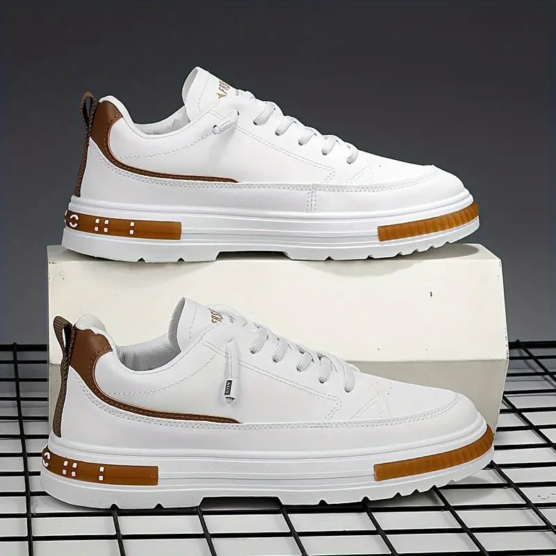 "Sportiga herrsneakers i syntet och textil, ljusgrå och mörk khaki, slitstark med halkfri sula, idealiska för vår och sommar.