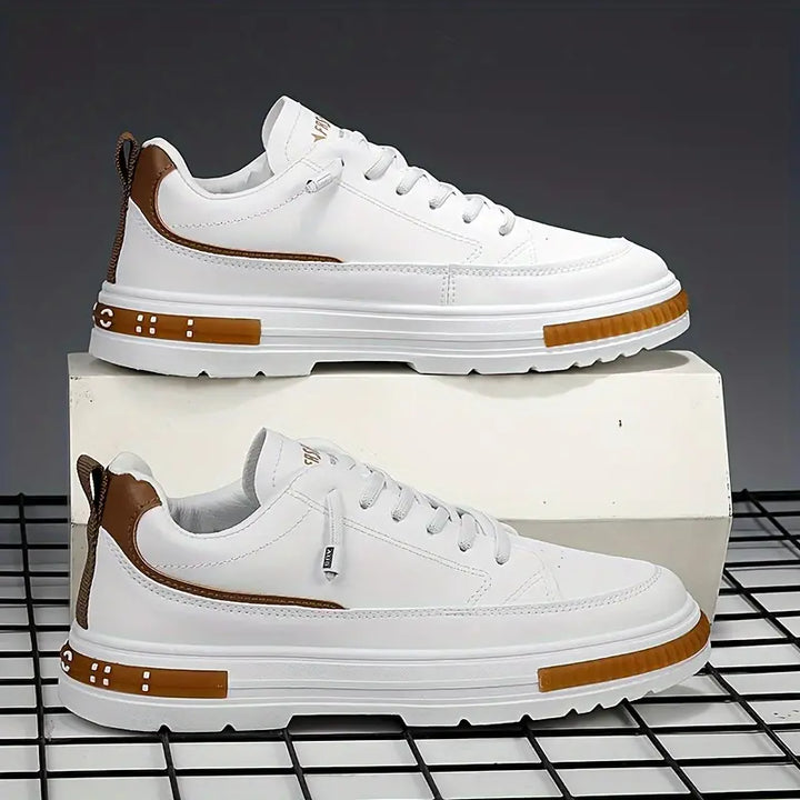 "Sportiga herrsneakers i syntet och textil, ljusgrå och mörk khaki, slitstark med halkfri sula, idealiska för vår och sommar.