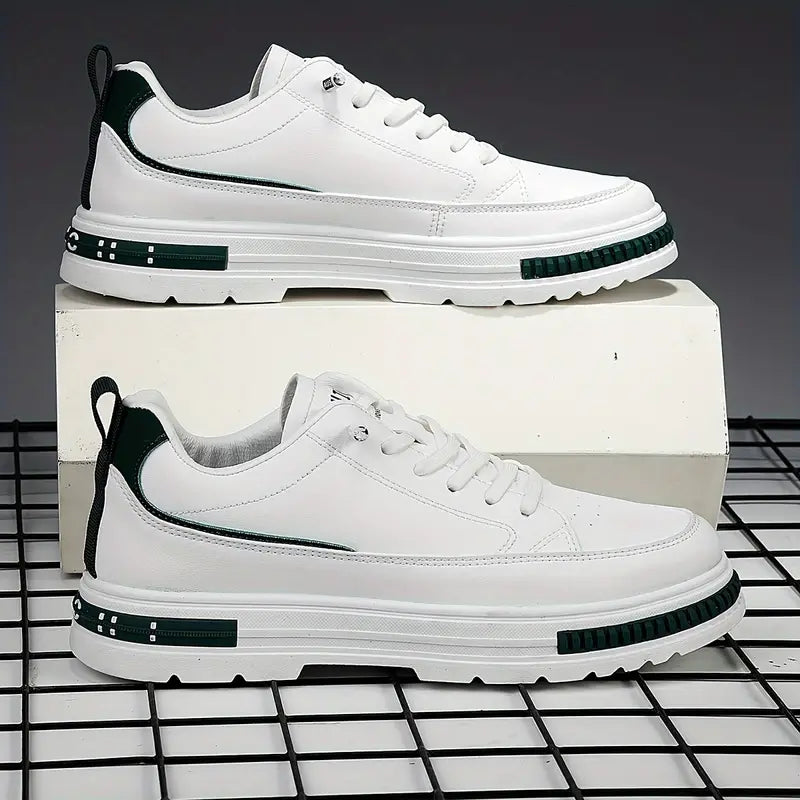 "Sportiga herrsneakers i syntet och textil, ljusgrå och mörk khaki, slitstark med halkfri sula, idealiska för vår och sommar.