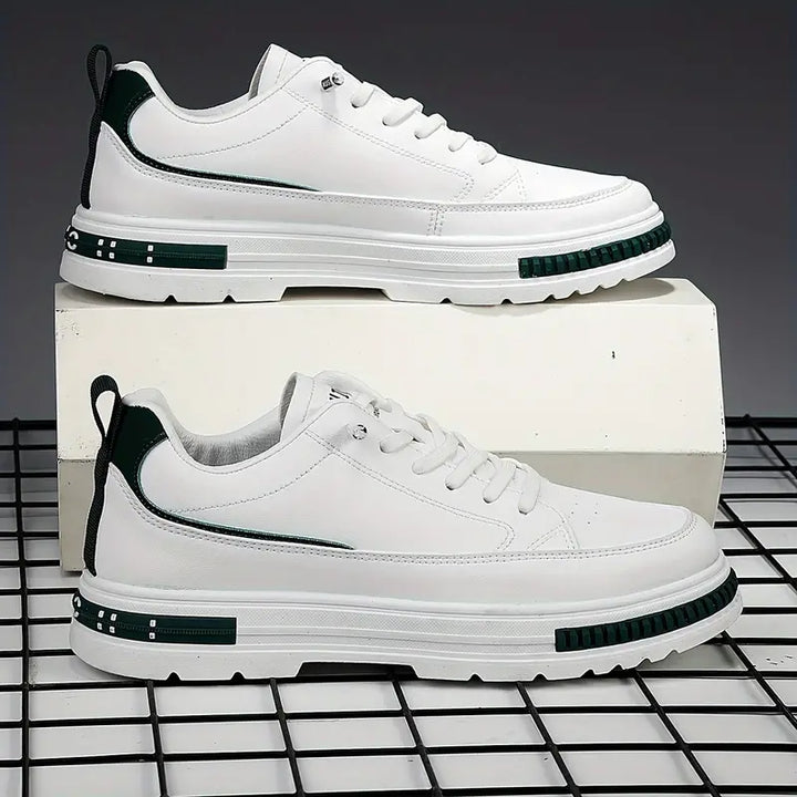 "Sportiga herrsneakers i syntet och textil, ljusgrå och mörk khaki, slitstark med halkfri sula, idealiska för vår och sommar.