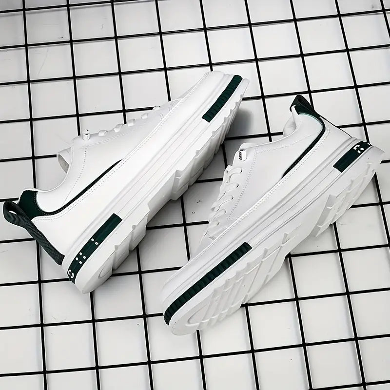 "Sportiga herrsneakers i syntet och textil, ljusgrå och mörk khaki, slitstark med halkfri sula, idealiska för vår och sommar.