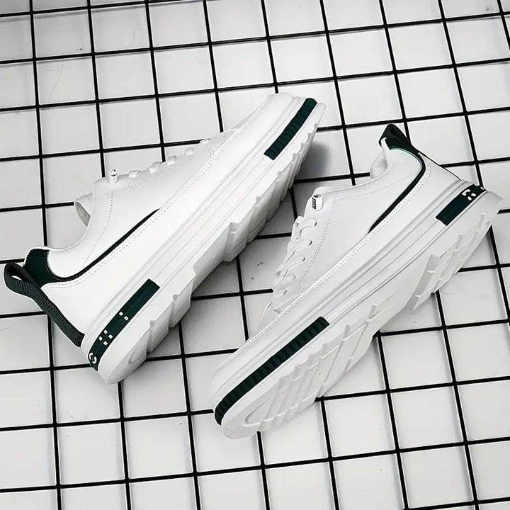 "Sportiga herrsneakers i syntet och textil, ljusgrå och mörk khaki, slitstark med halkfri sula, idealiska för vår och sommar.