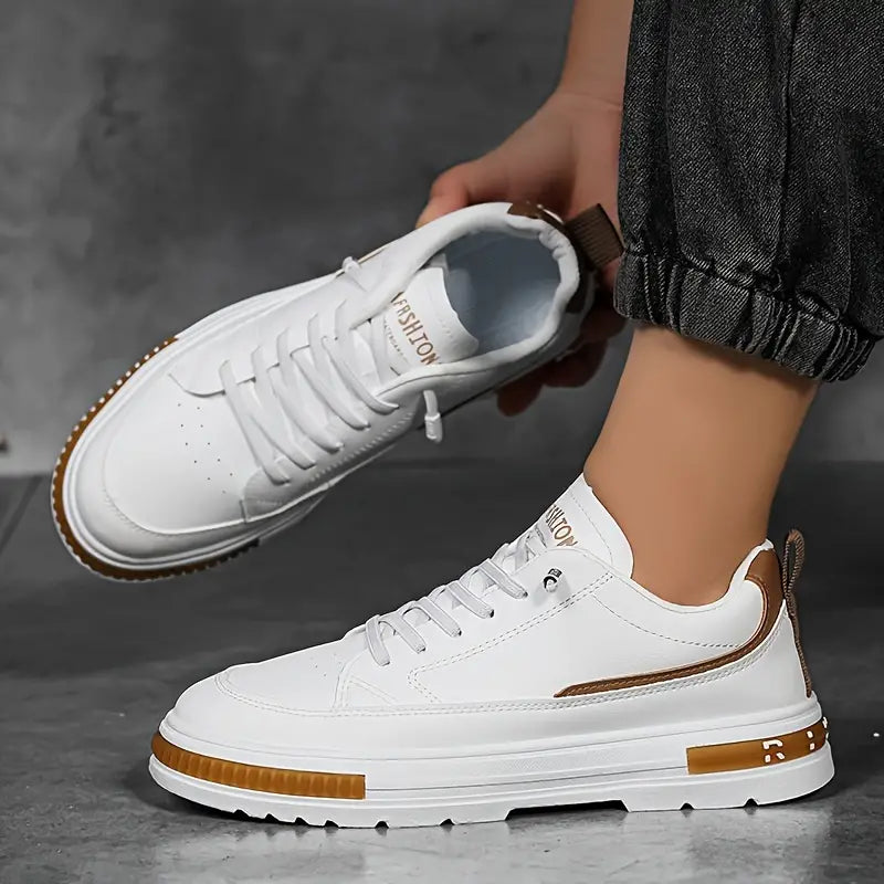 "Sportiga herrsneakers i syntet och textil, ljusgrå och mörk khaki, slitstark med halkfri sula, idealiska för vår och sommar.