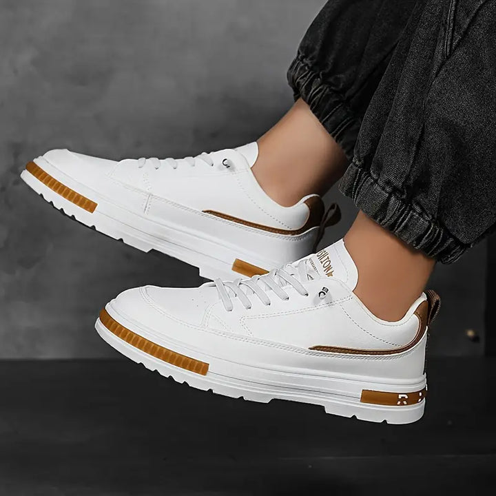 "Sportiga herrsneakers i syntet och textil, ljusgrå och mörk khaki, slitstark med halkfri sula, idealiska för vår och sommar.