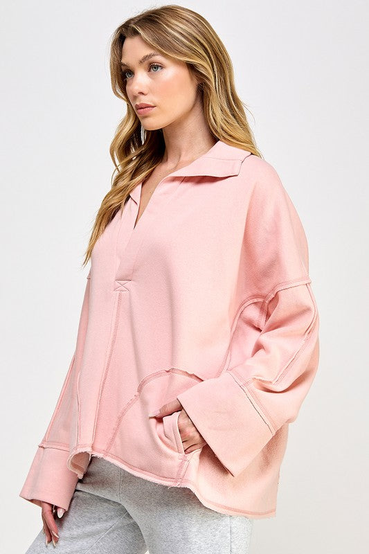 "Stickad V-ringad damtröja med dolmanärmar i mjuk textil för elegant och avslappnad stil"