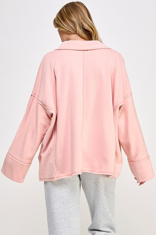 "Stickad V-ringad damtröja med dolmanärmar i mjuk textil för elegant och avslappnad stil"
