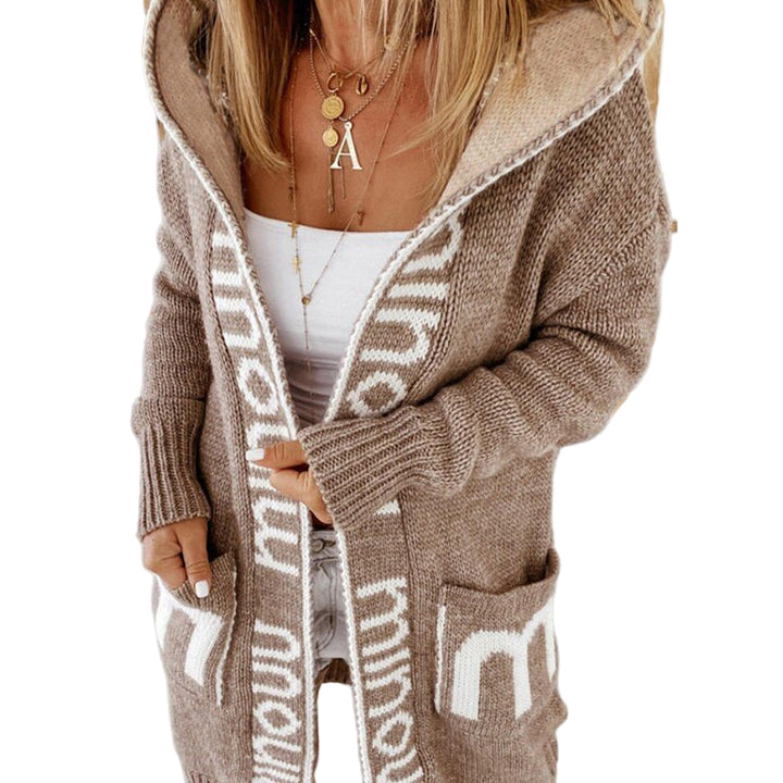 "Stickad beige kvinnors cardigan med rund hals, långa ärmar och öppen front, perfekt för elegant och avslappnad stil."